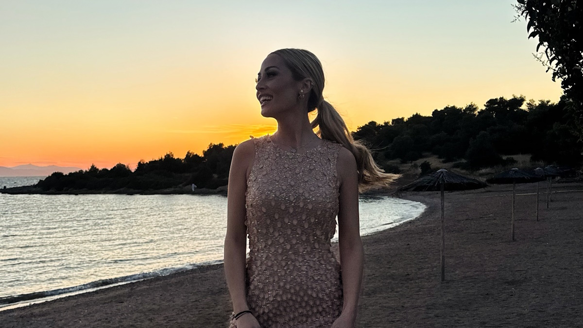 Ελένη Βουλγαράκη: Με sequined σαμπανιζέ μίνι φόρεμα σε γάμο φίλων μαζί με τον Φώτη Ιωαννίδη
