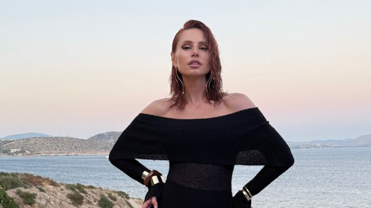 Έβελυν Καζαντζόγλου: Το σαγινευτικό off shoulder φόρεμα που δεν πρέπει να λείπει από καμία ντουλάπα