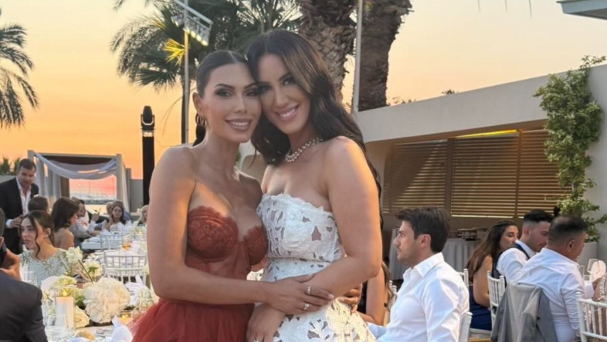 Ιωάννα Σρόιτερ: Με εντυπωσιακό corset φόρεμα στον γάμο της σχεδιάστριας Ειρήνης Μάκκου
