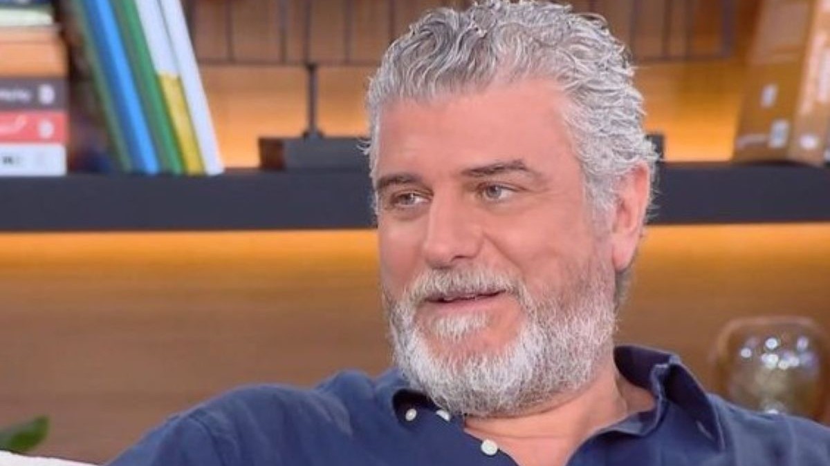 Βλαδίμηρος Κυριακίδης: «Είναι πολλά αυτά που μπορείς να ερωτευτείς στην Ελλάδα του 2025. Ο Έλληνας ξέρει να σαρκάζει…»