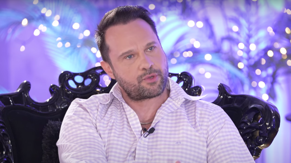 Μέμος Μπεγνής για την απιστία: «Άμα σου τύχει κάποια στιγμή θα πεις ”όχι, εγώ είμαι σε σχέση”; Σου φεύγει το απωθημένο και είσαι καλύτερα στη σχέση σου»