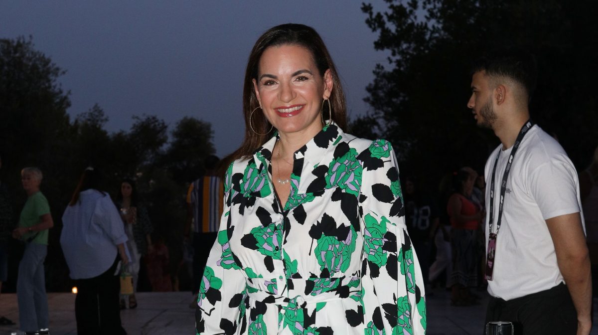 Όλγα Κεφαλογιάννη: Με floral shirtdress στο Ηρώδειο – Κομψότητα με χαρακτήρα