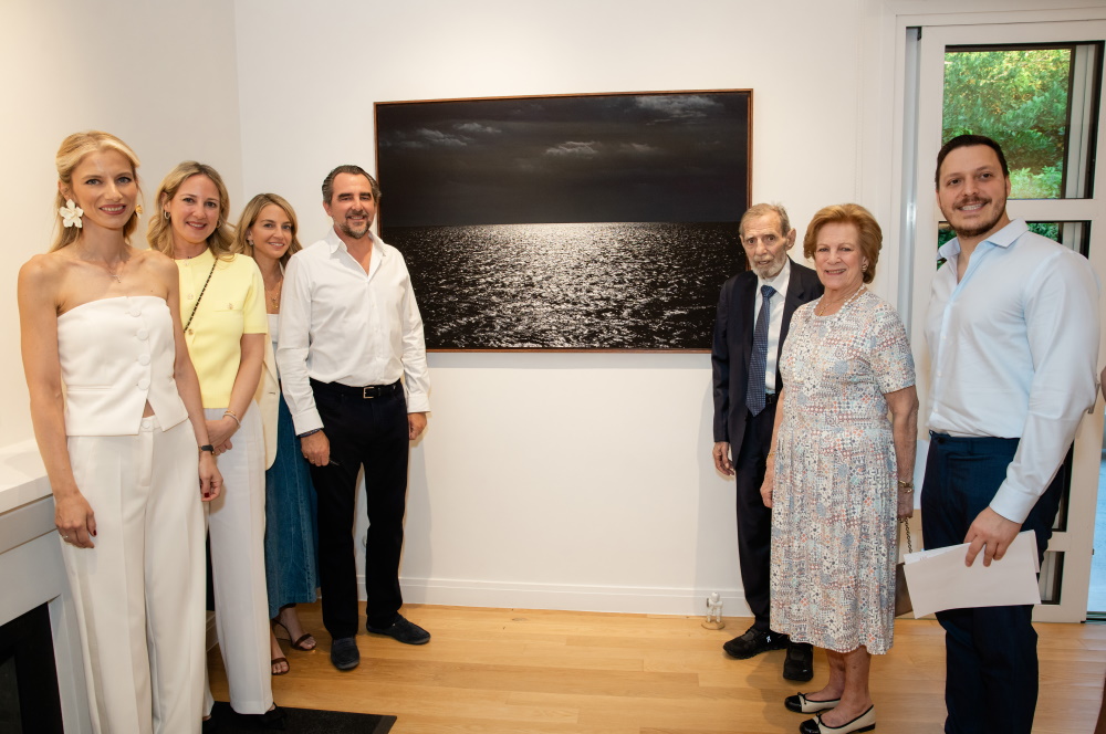 Η Αλεξία Αντσακλή-Βαρδινογιάννη, η Θεοδώρα Ντε Γκρες, η Χρυσή Βαρδινογιάννη, ο Νικόλαος Ντε Γκρες, ο Γιώργος Βαρδινογιάννης, η Άννα-Μαρία και ο Μάθιου Κούμαρ.