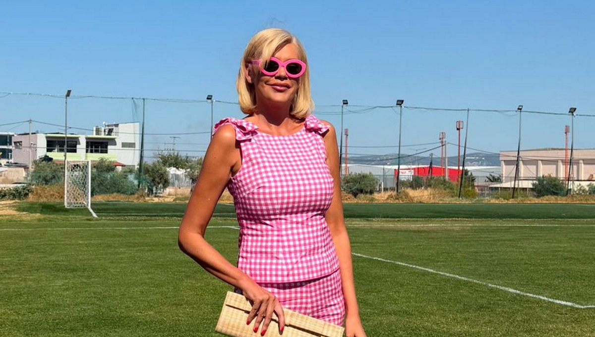 Η Σάσα Σταμάτη με Barbie style look στο γήπεδο!