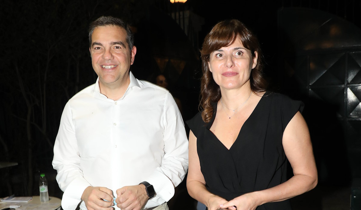 Αλέξης Τσίπρας – Μπέττυ Μπαζιάνα: Η σπάνια δημόσια εμφάνιση σε θεατρική πρεμιέρα