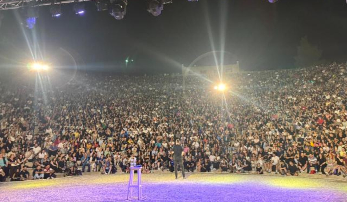 Αλέξανδρος Τσουβέλας: Αποθεώθηκε από τους 5.000 θεατές στη Θεσσαλονίκη