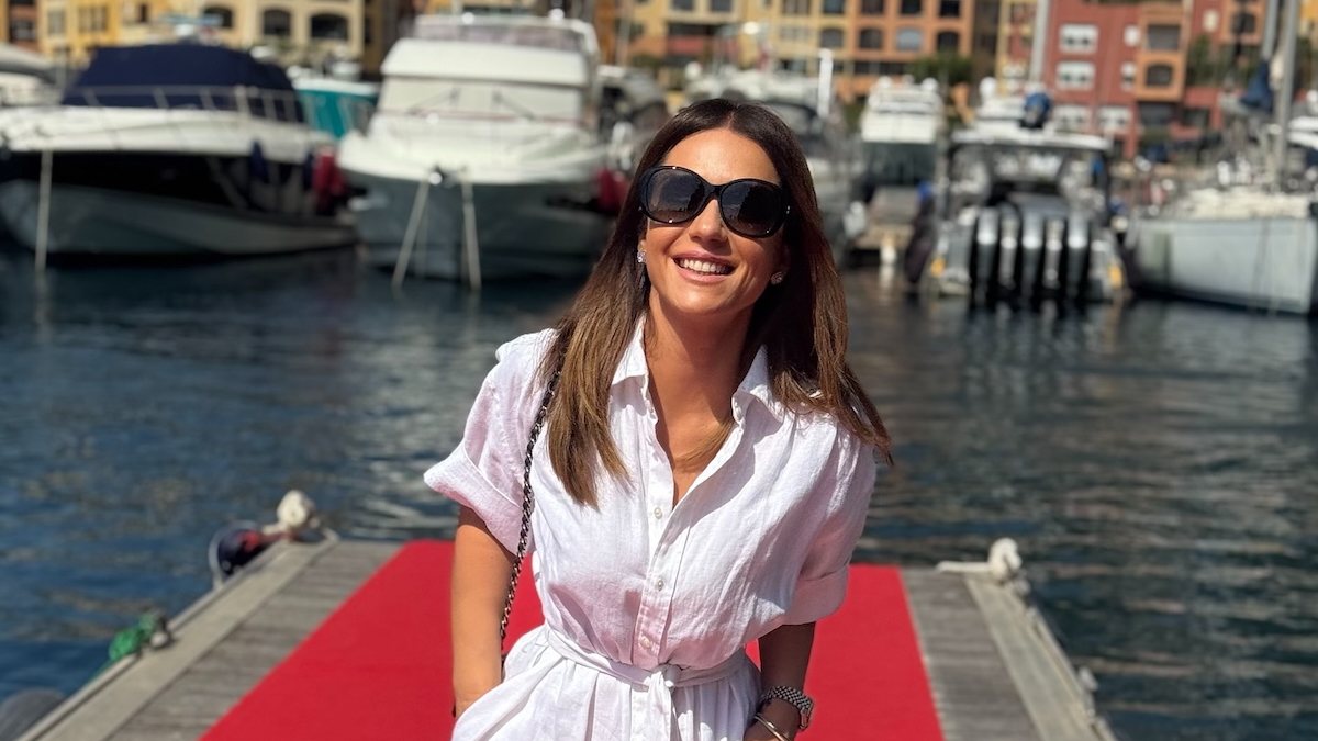 Το shirtdress της Βάσως Λασκαράκη: Γιατί δεν είναι απλώς ένα ακόμα φόρεμα