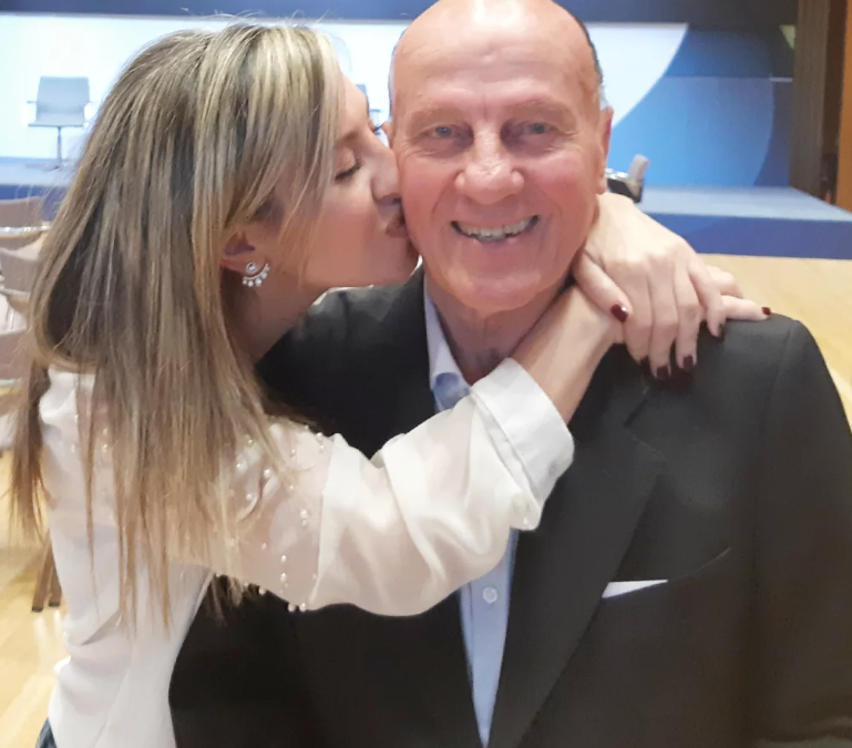 Πόπη Δομάζου: Συγκινεί με την ανάρτηση της για τον πατέρα της, Μίμη Δομάζο – «Στρατηγέ, ξέρω ότι δεν λείπεις μόνο σε εμένα»