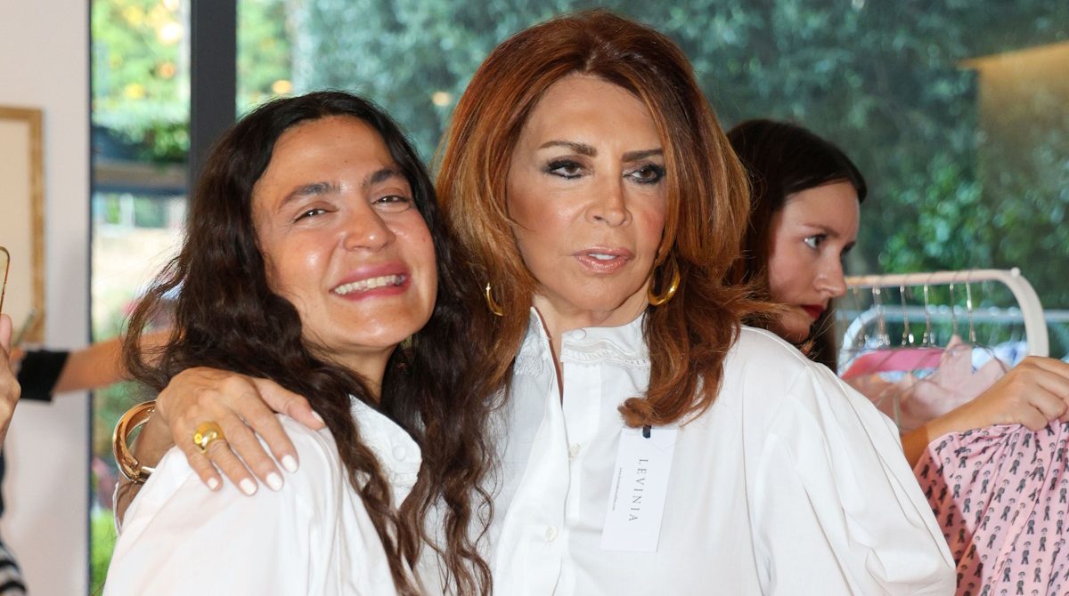 Μιμή Ντενίση: Με λευκό co-ord σύνολο σε fashion event