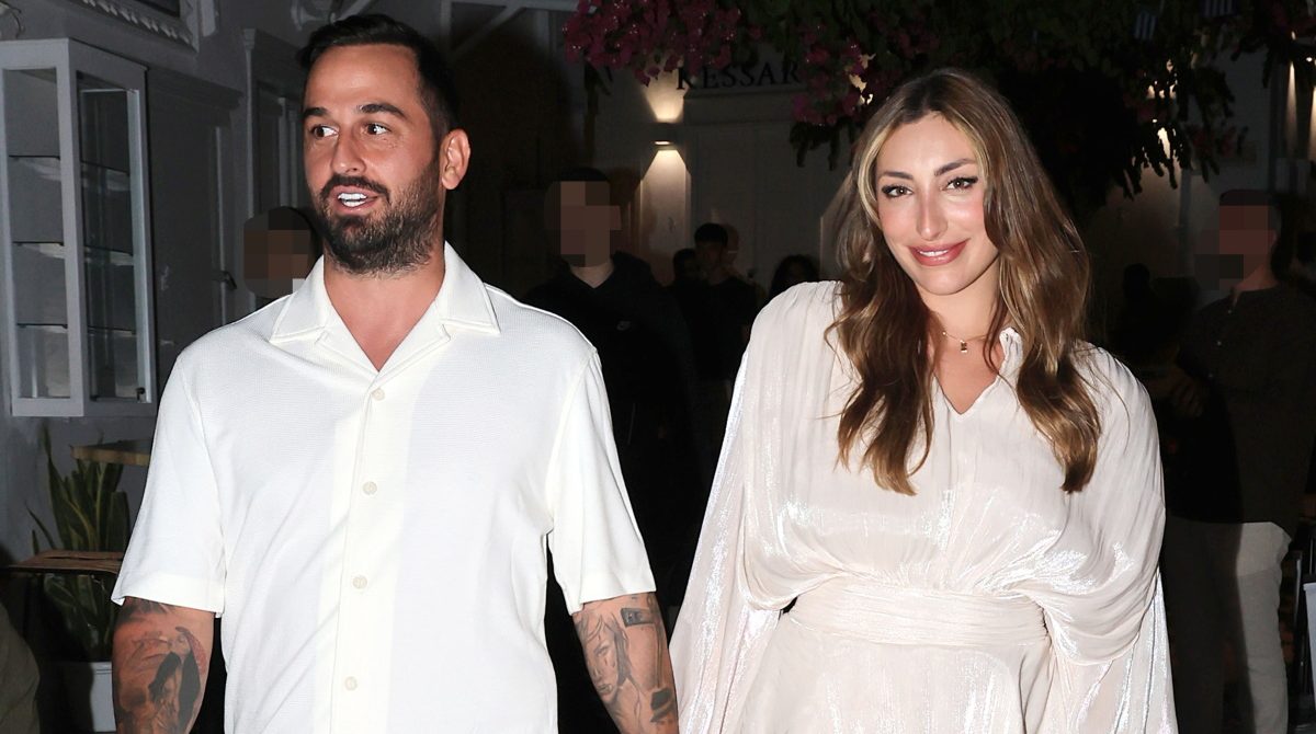 Άρης Σοϊλέδης – Μαριλίνα Κυπαρίσση: Με total white look στα σοκάκια της Μυκόνου
