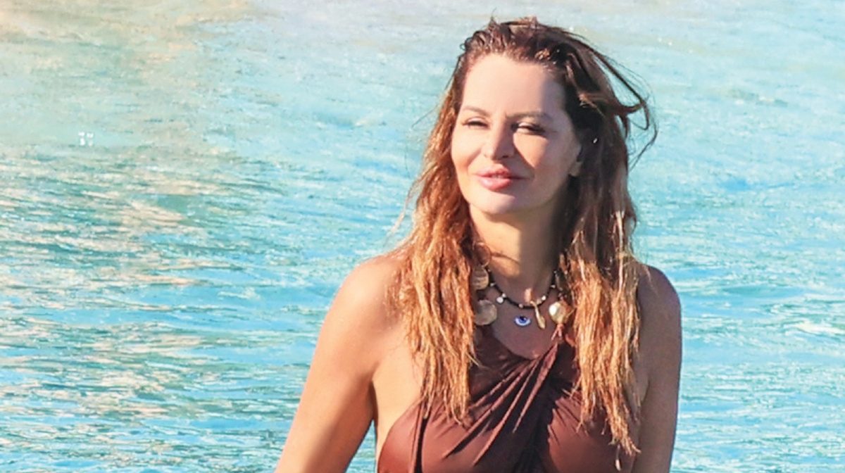Μαρία Καλάβρια: Με chocolate swimsuit κόβει την ανάσα στην παραλία της Ψαρούς