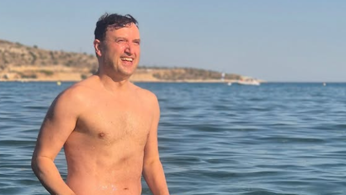 Αργύρης Αγγέλου: Η απάντησή του μετά τις αντιδράσεις για τη φωτογραφία με την ομάδα του «Παρά πέντε» μετά την κηδεία του Γεράσιμου Μιχελή