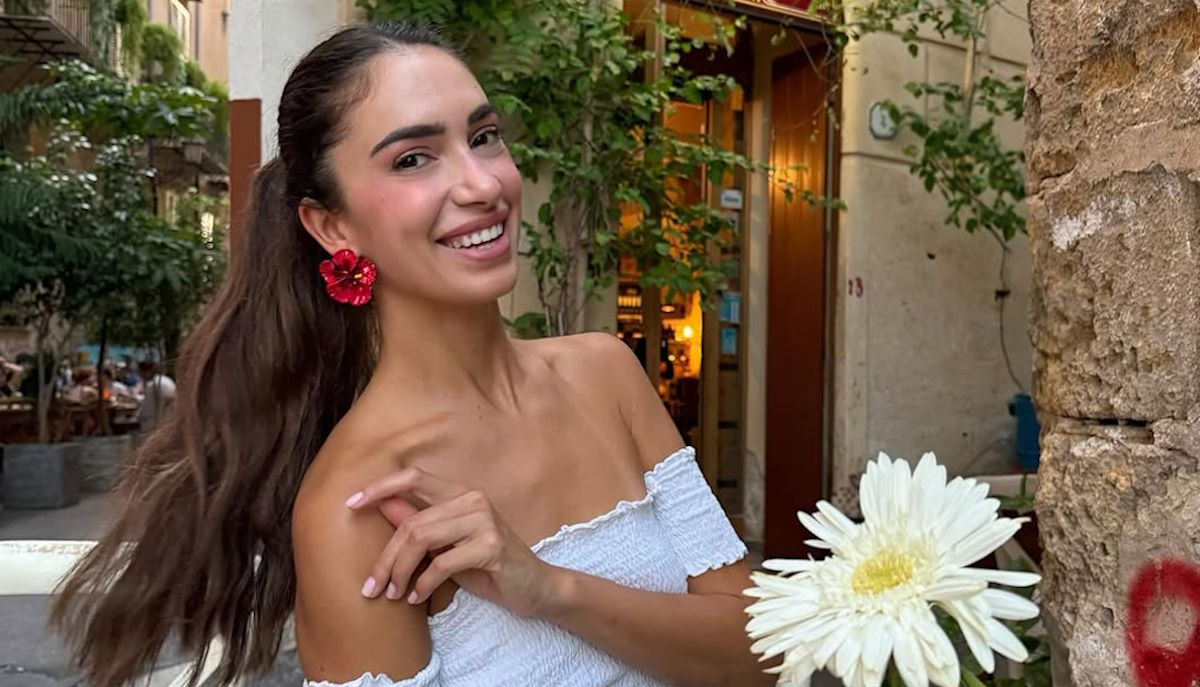 Άννα Πρέλεβιτς: Οι φωτογραφίες με floral μαγιό στη Ταορμίνα της Σικελίας
