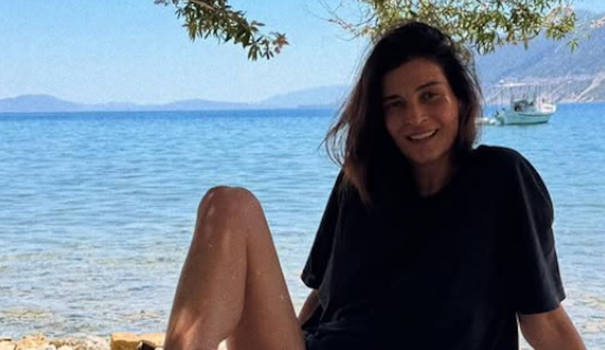 Αντιγόνη Κουλουκάκου: Ποζάρει topless στην παραλία
