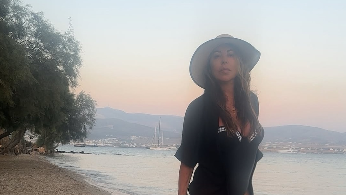 Άντζελα Δημητρίου: Ποζάρει με ολόσωμο μαγιό στη παραλία και «Δεν ακούει τίποτα»