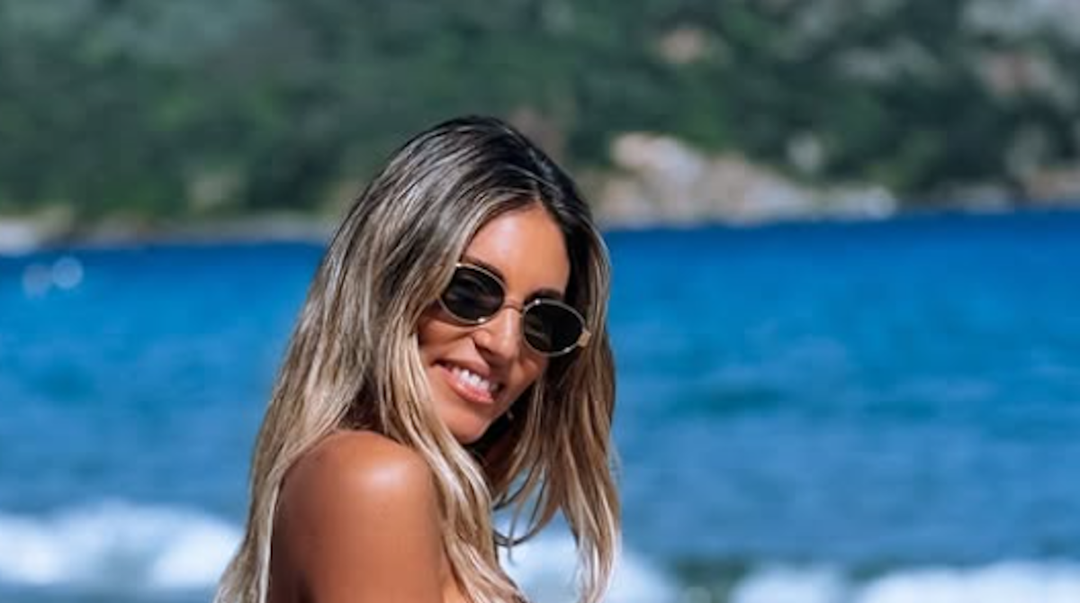 Αθηνά Οικονομάκου: Το απόλυτο καλοκαιρινό σύνολο που θέλουμε όλες στη βαλίτσα μας!