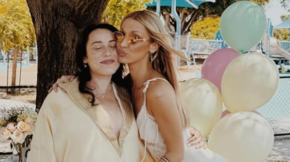 Μπέλα Χαντίντ: Με λευκό slip dress στο baby shower της κολλητής της