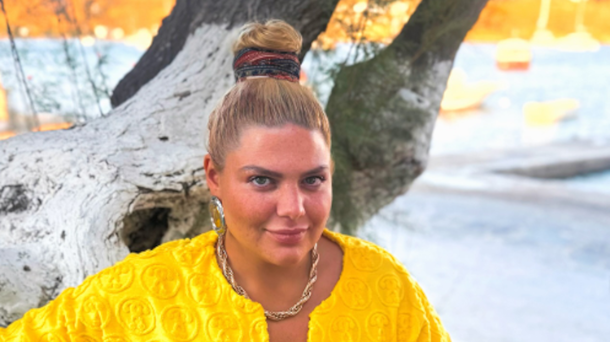Δανάη Μπάρκα: Ποζάρει στη Σέριφο με κίτρινο Moschino beachwear!