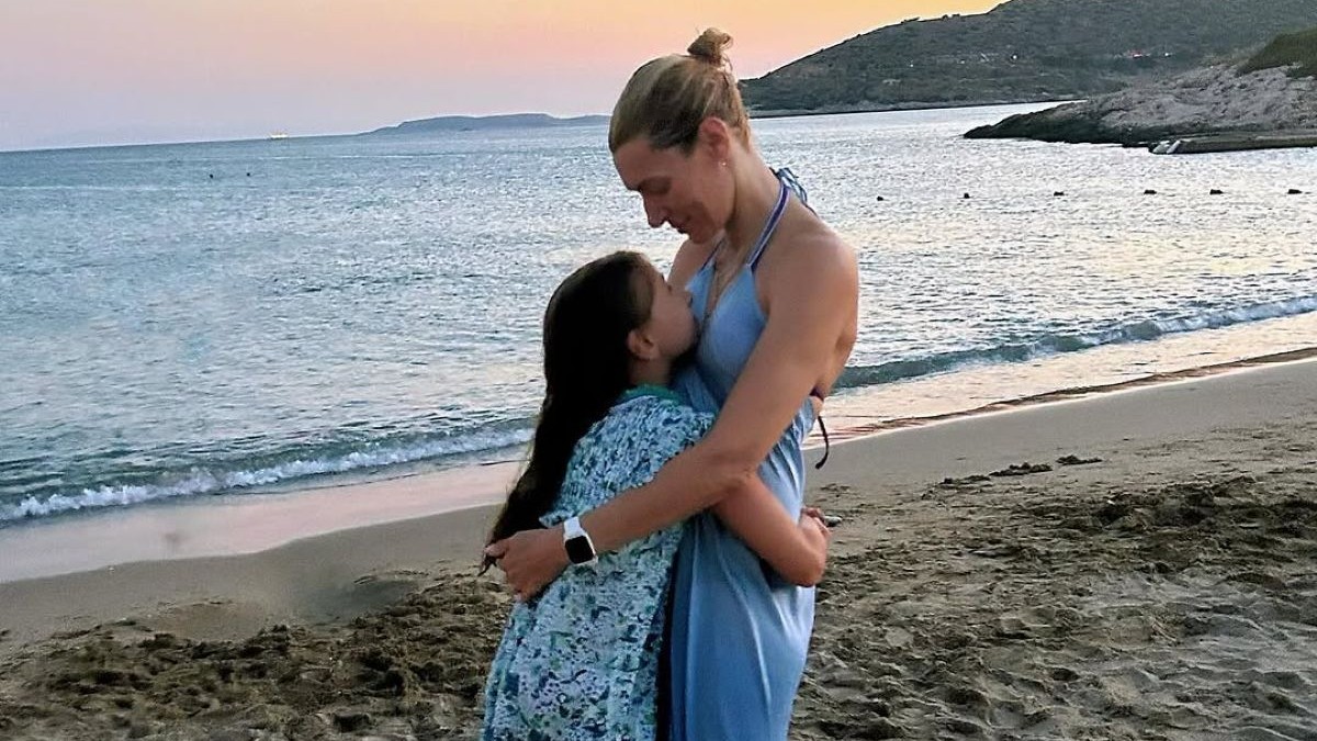 Ζέτα Δούκα: Ποζάρει στην παραλία με την κόρη της και συγκινεί – «Μου λέει η Θάλεια “Μαμά, όποτε κοιτάς το κινητό σου, στεναχωριέσαι…”»