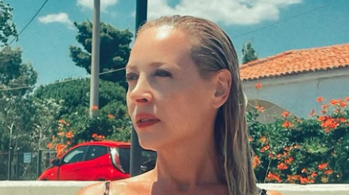 Η Φαίη Ξυλά με leopard μπικίνι και wet hair look