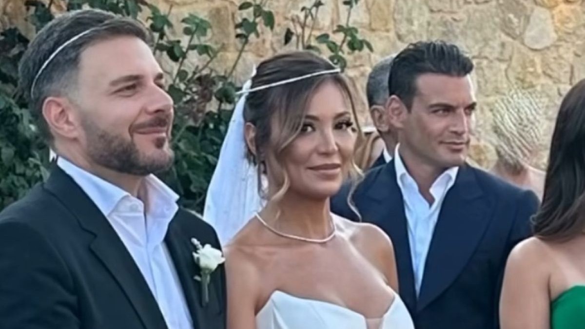 Ο Δημήτρης Φιντιρίκος ποζάρει με τη μητέρα του στον γάμο της αδερφής του, Ντέμης!