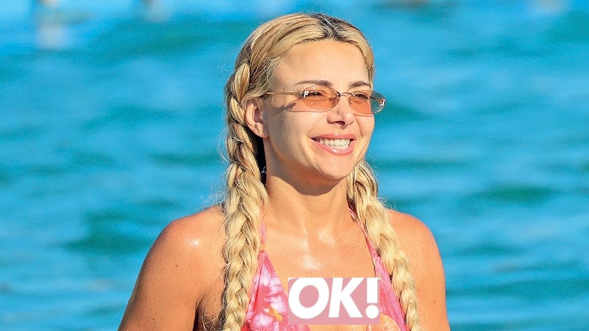 Josephine: Καυτές πόζες με ροζ μαγιό σε παραλία της Μυκόνου