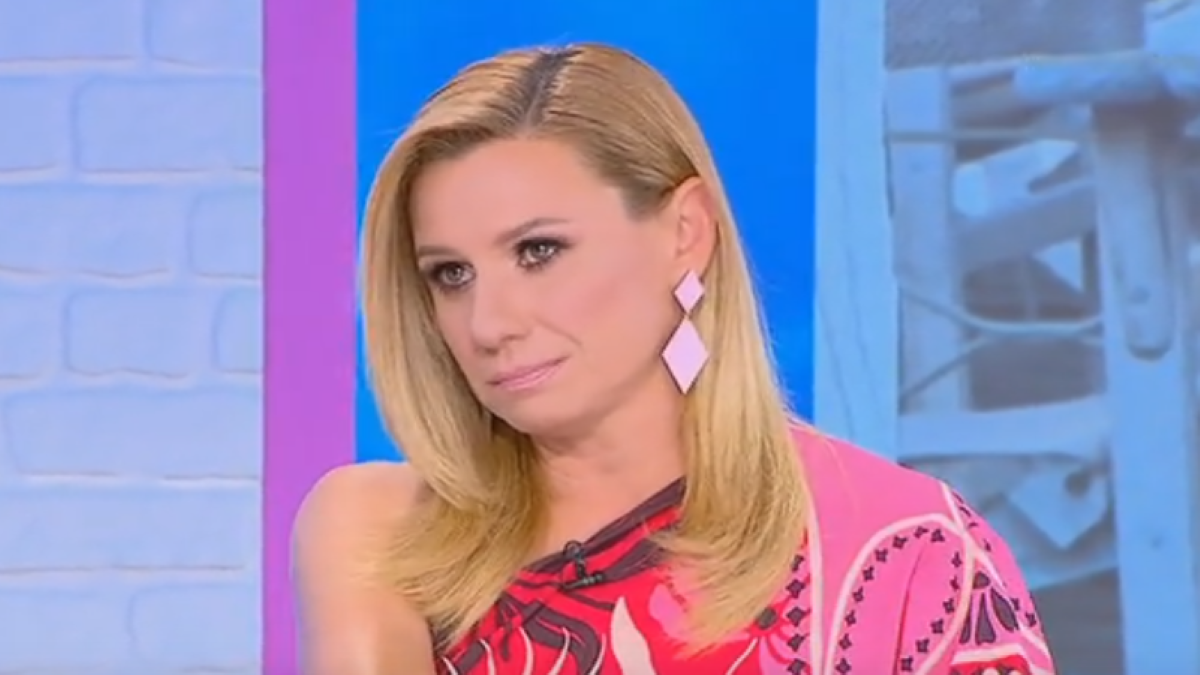 Κατερίνα Καραβάτου: Η συγκίνησή της on air – «Αν δεν είχα πράξει ότι περνούσε από το χέρι μου, όταν οι γονείς μου αρρώστησαν θα το κουβαλούσα για πάντα…»