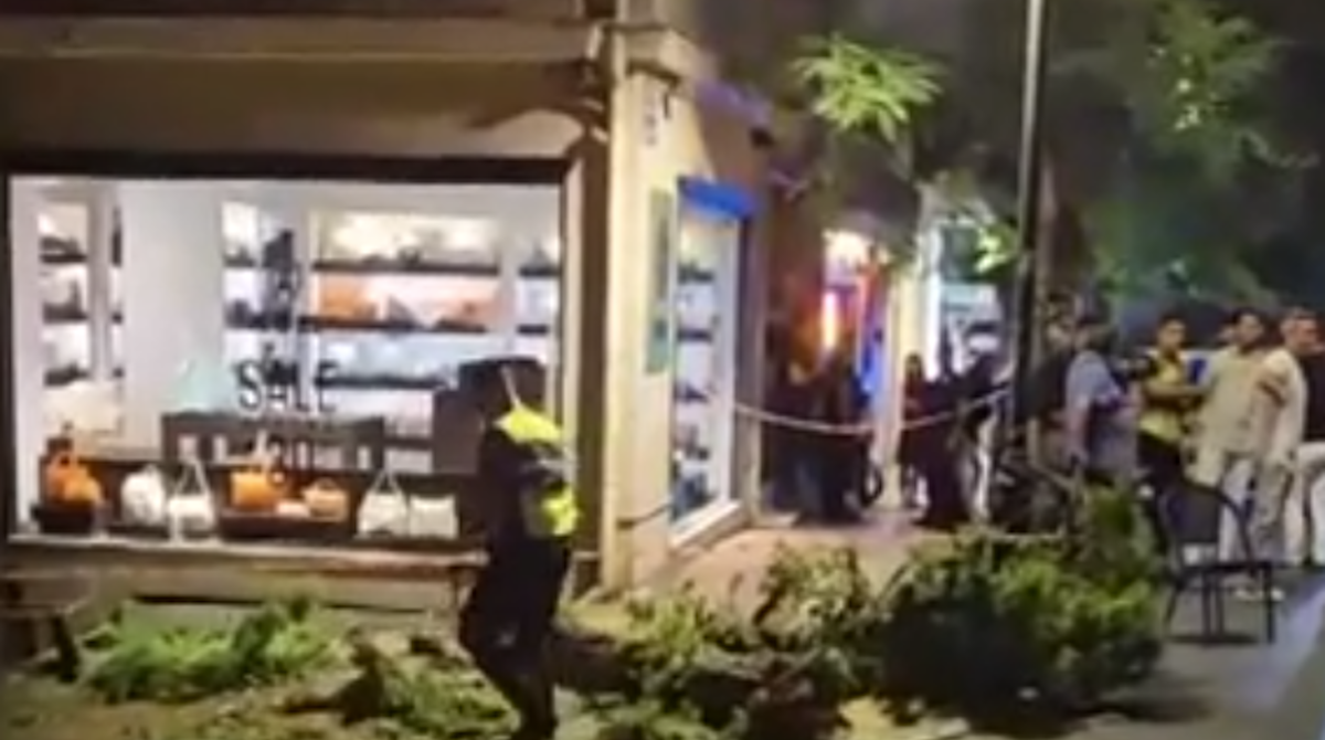 Σοκ στο Κολωνάκι! Mercedes έπεσε σε θαμώνες εστιατορίου -11 τραυματίες