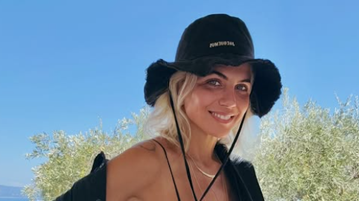 H Χριστίνα Κοντοβά υιοθετεί το απόλυτο island look του φετινού καλοκαιριού