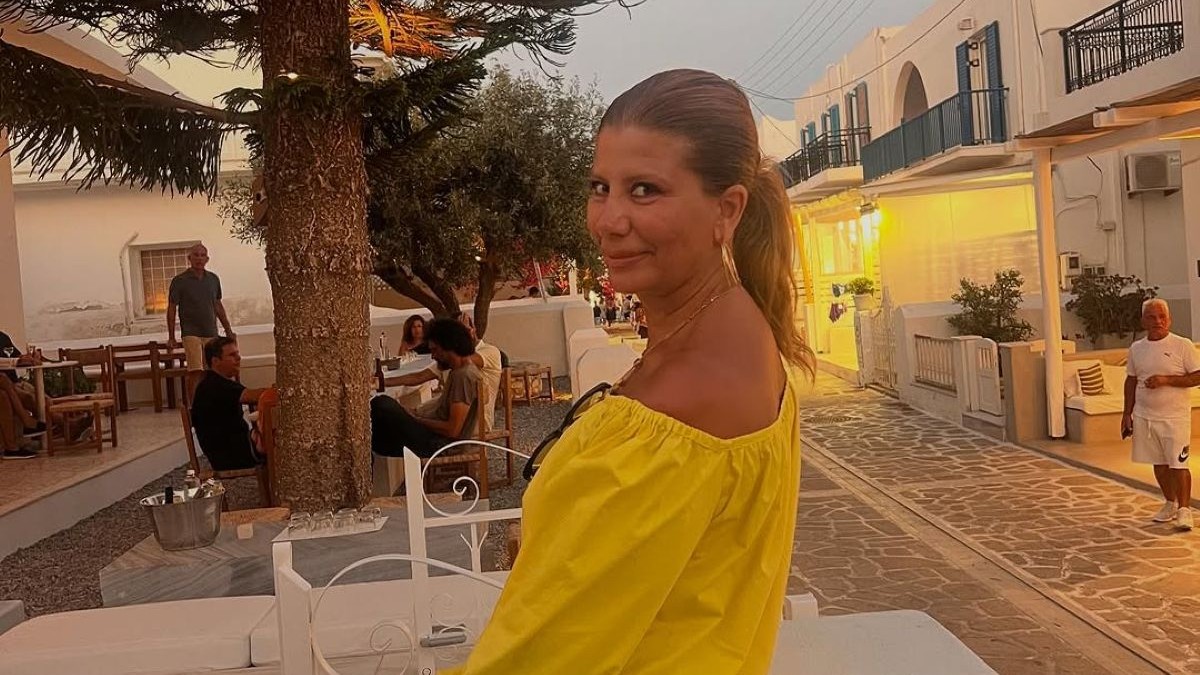 Η Ζήνα Κουτσελίνη απολαμβάνει τις διακοπές της στην Πάρο – Εντυπωσιάζει με καλοκαιρινό λουκ στα σοκάκια του νησιού