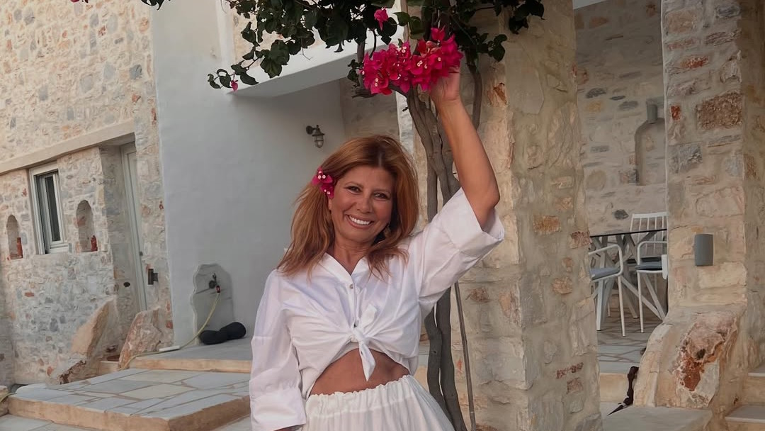 Zήνα Κουτσελίνη: Παραδίδει μαθήματα κομψότητας με τις εμφανίσεις της στην Πάρο!