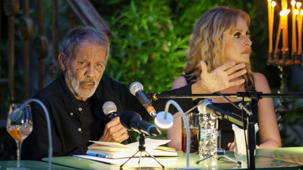 Σταύρος Ξαρχάκος: Πλήθος κόσμου στην παρουσίαση του δίσκου «Ρεμπέτικο 40 χρόνια μετά» – Στο πλευρό του η Ηρώ Σαΐα