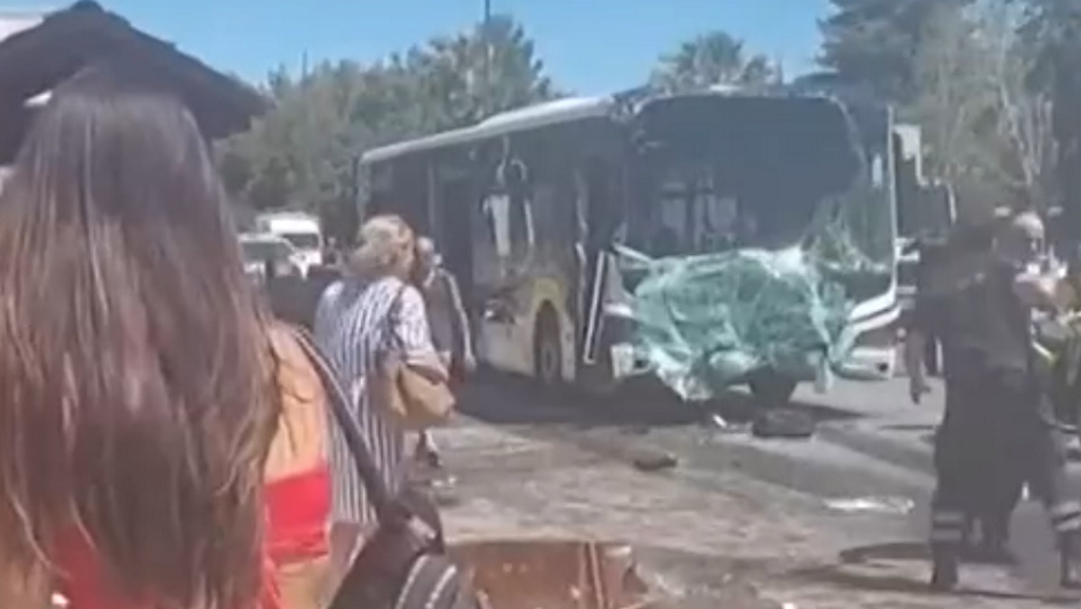 Σοκαριστικό τροχαίο λεωφορείων στη Βούλα – 32 τραυματίες