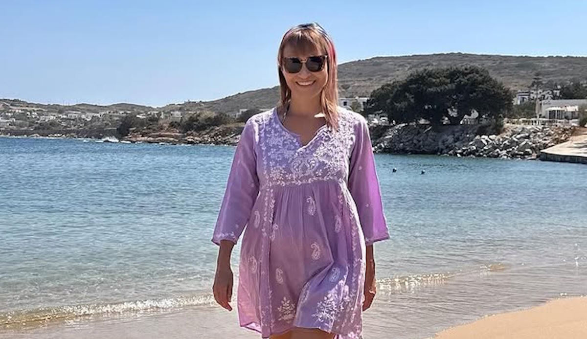 Μάρα Ζαχαρέα: Απολαμβάνει τη θάλασσα και ποζάρει στην παραλία της Πάρου