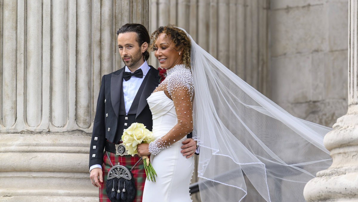 Mel B: Η 50χρονη “Spice Girl” παντρεύτηκε τον 37χρονο σύντροφό της – Μόνο η Έμα Μπάντον πήγε στον γάμο της από το συγκρότημα