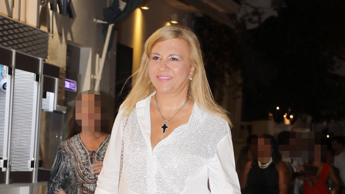 Δέσποινα Μοιραράκη: Η effortless chic εμφάνιση της με denim στα σοκάκια της Μυκόνου