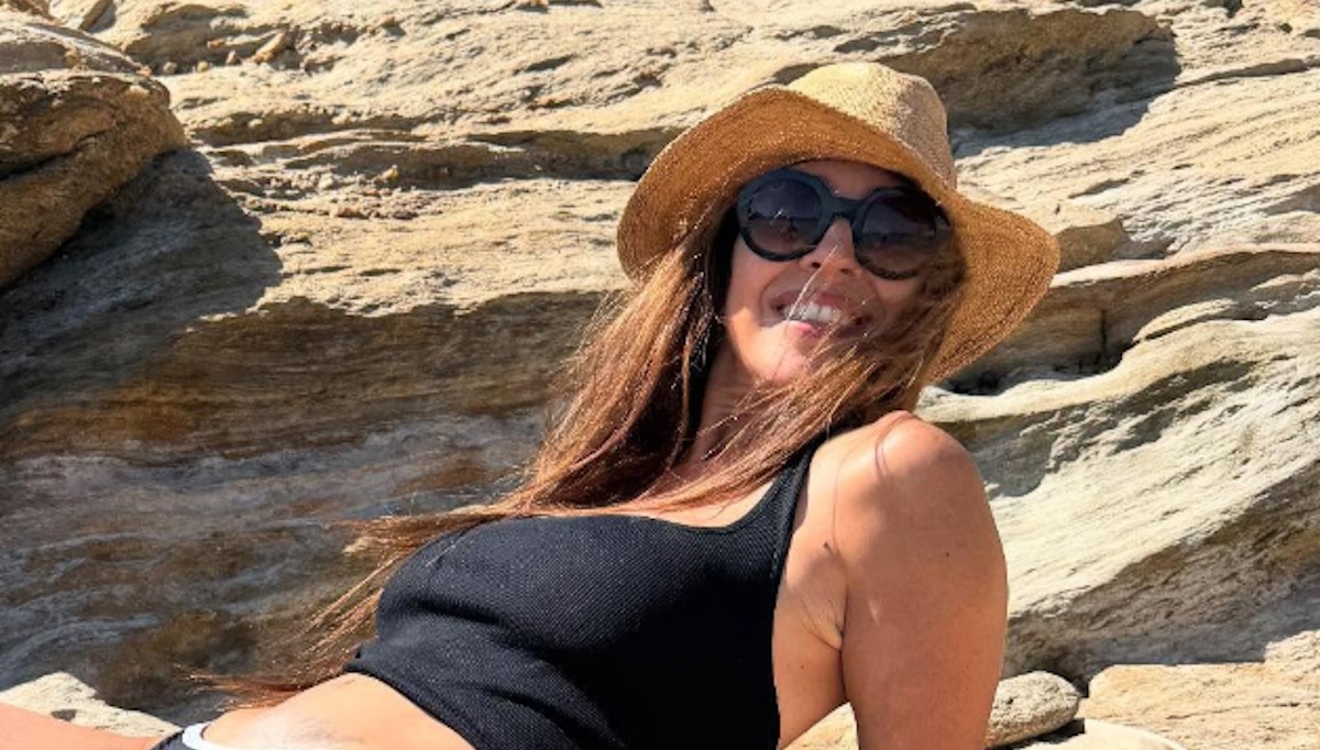 Ναταλία Δραγούμη: Με μαύρο μπικίνι στις διακοπές της στην Ίο