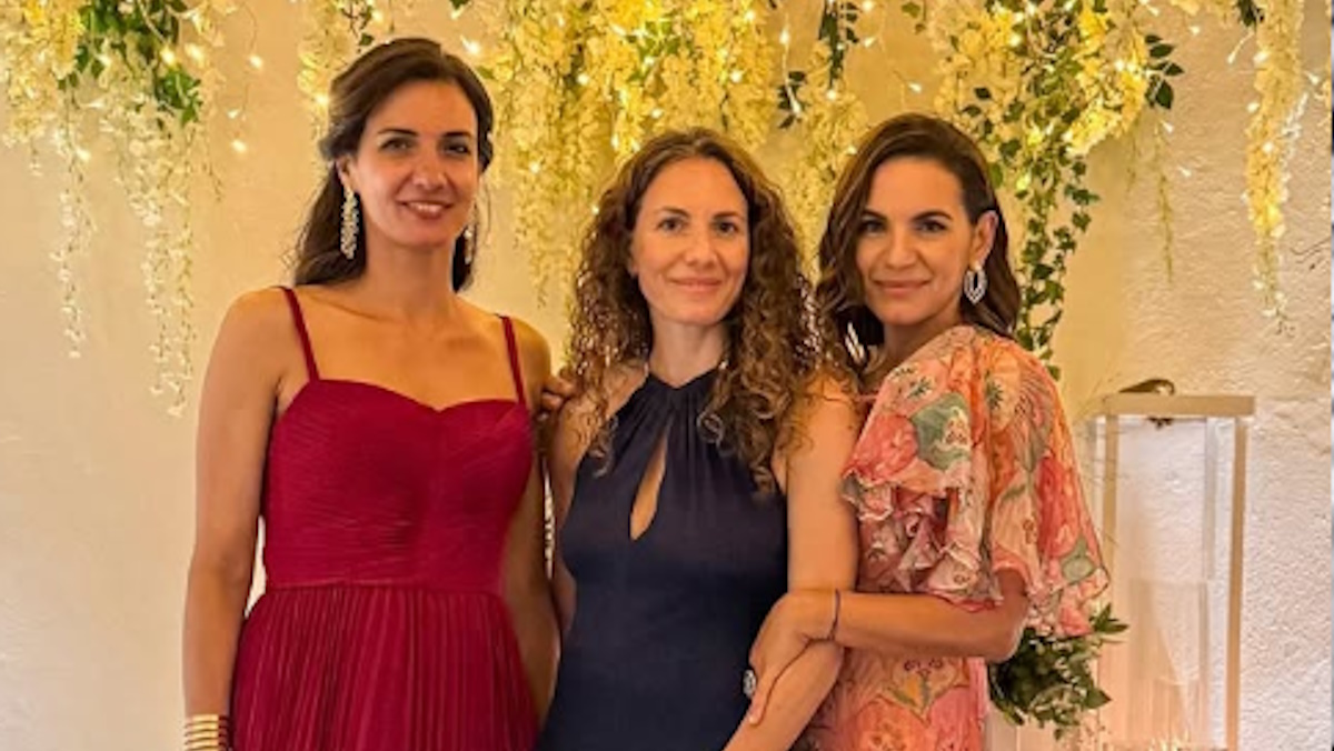 Όλγα Κεφαλογιάννη: Κομψή εμφάνιση με maxi floral φόρεμα από το αγαπημένο της brand σε γάμο με τις αδελφές της