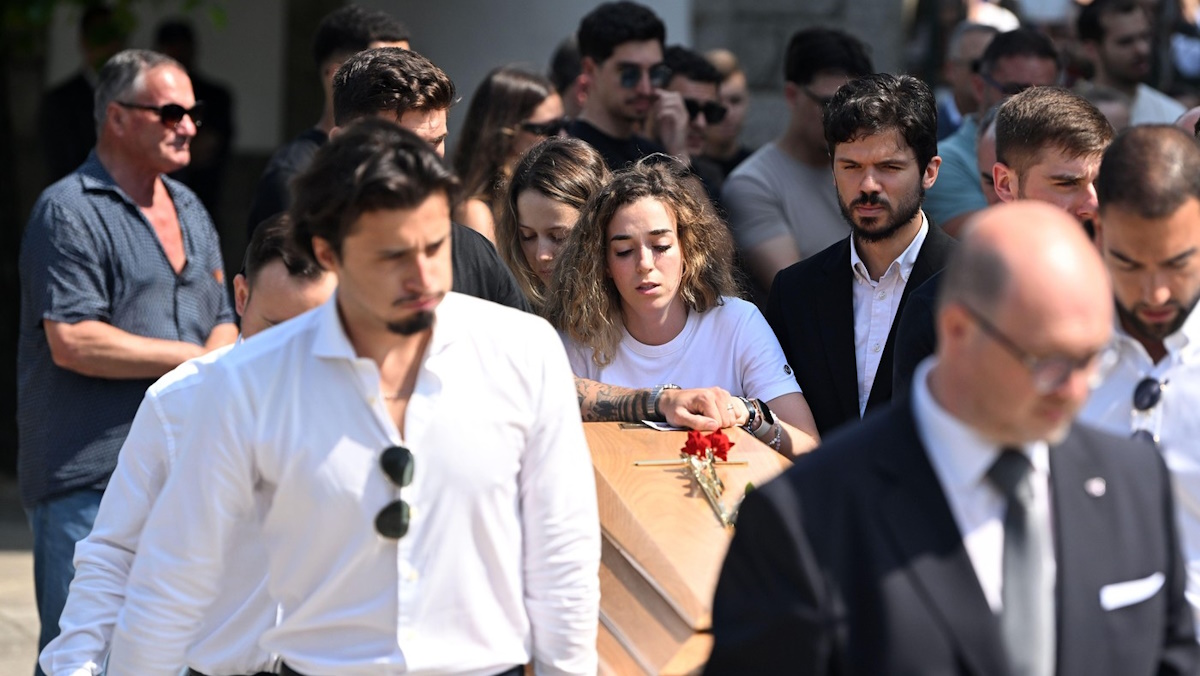 Σπαραγμός στην κηδεία του Ντιόγκο Ζότα και του αδελφού του – Τραγική φιγούρα η σύζυγός του