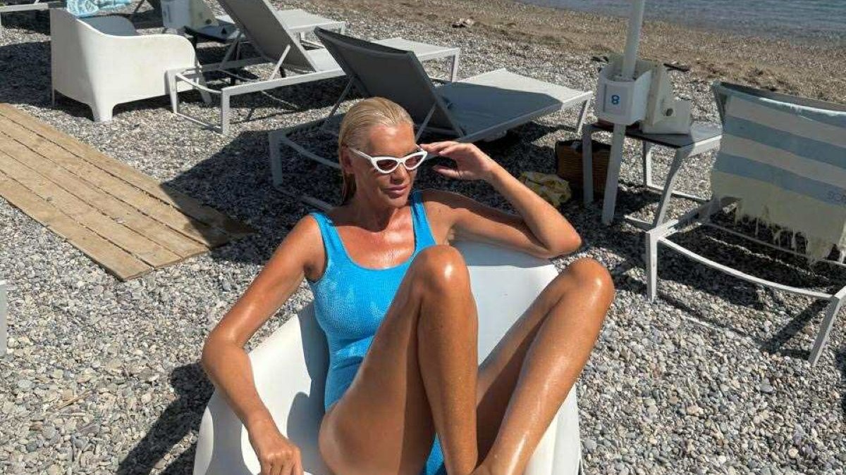 Καλοκαιρινή εξόρμηση για τη Σάσα Σταμάτη – Ποζάρει με εντυπωσιακό beach look