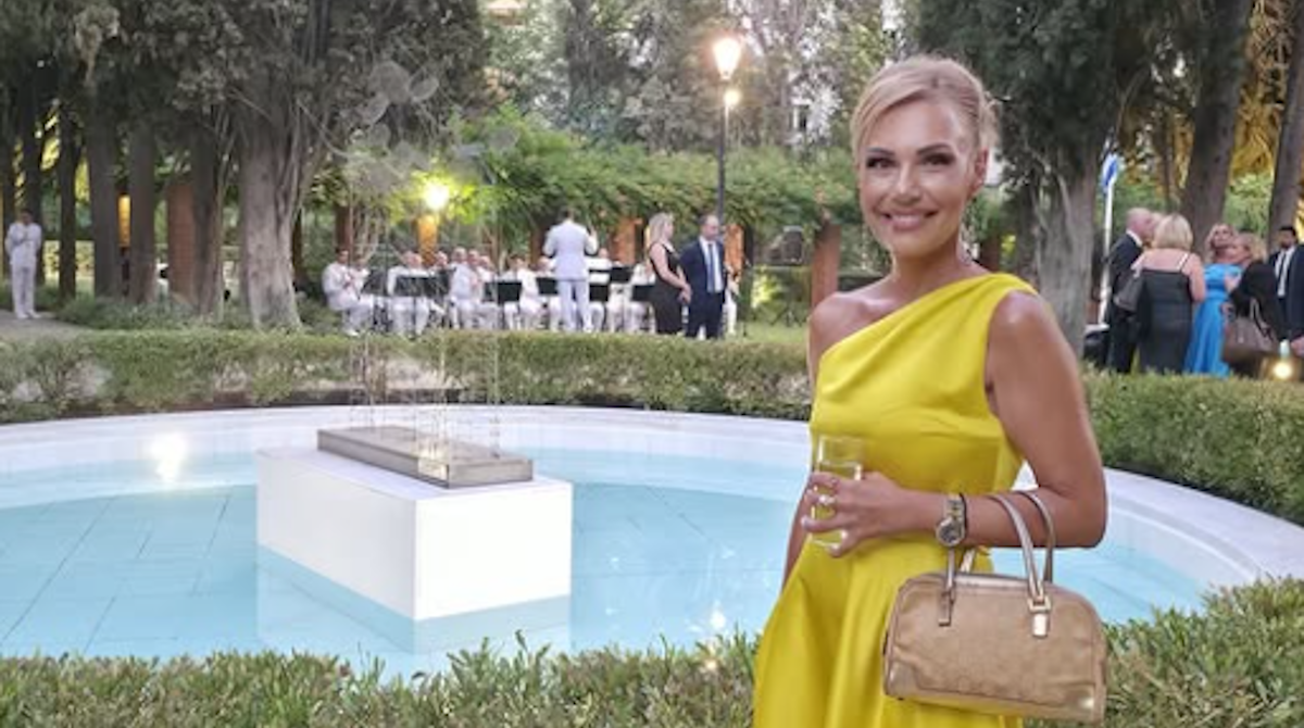 Τίνα Μεσσαροπούλου: Λαμπερή εμφάνιση με κίτρινο off one shoulder φόρεμα στη δεξίωση για τα 51 χρόνια από την αποκατάσταση της Δημοκρατίας