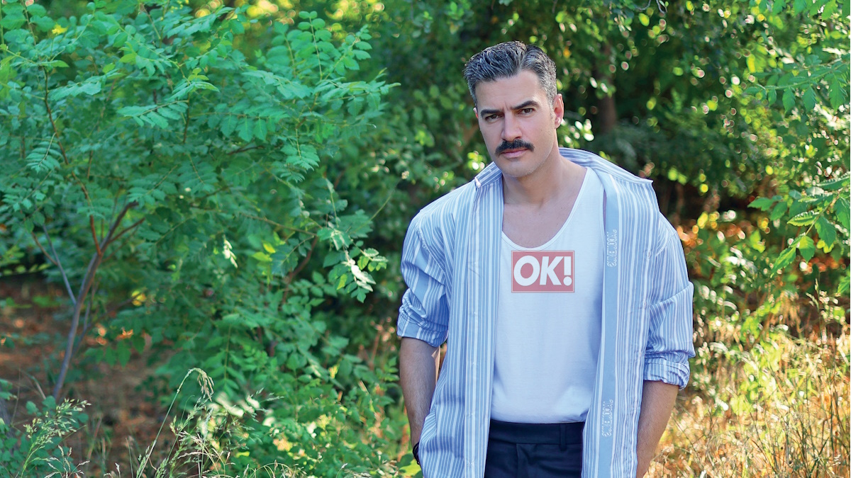 Γιάννης Τσιμιτσέλης: «Ντρέπομαι όταν τραγουδάω ή χορεύω στη σκηνή»