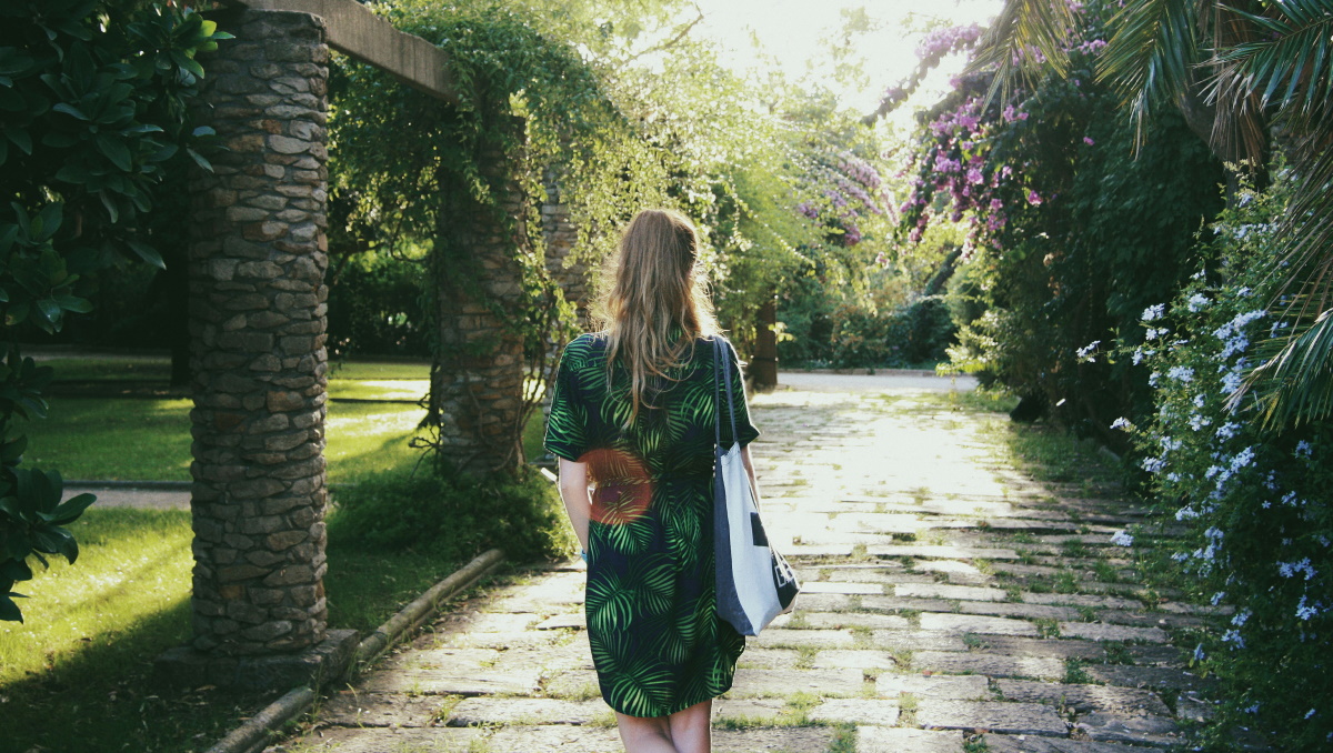 Το silent walking είναι η νέα τάση στο wellness – Τι είναι και πώς εφαρμόζεται