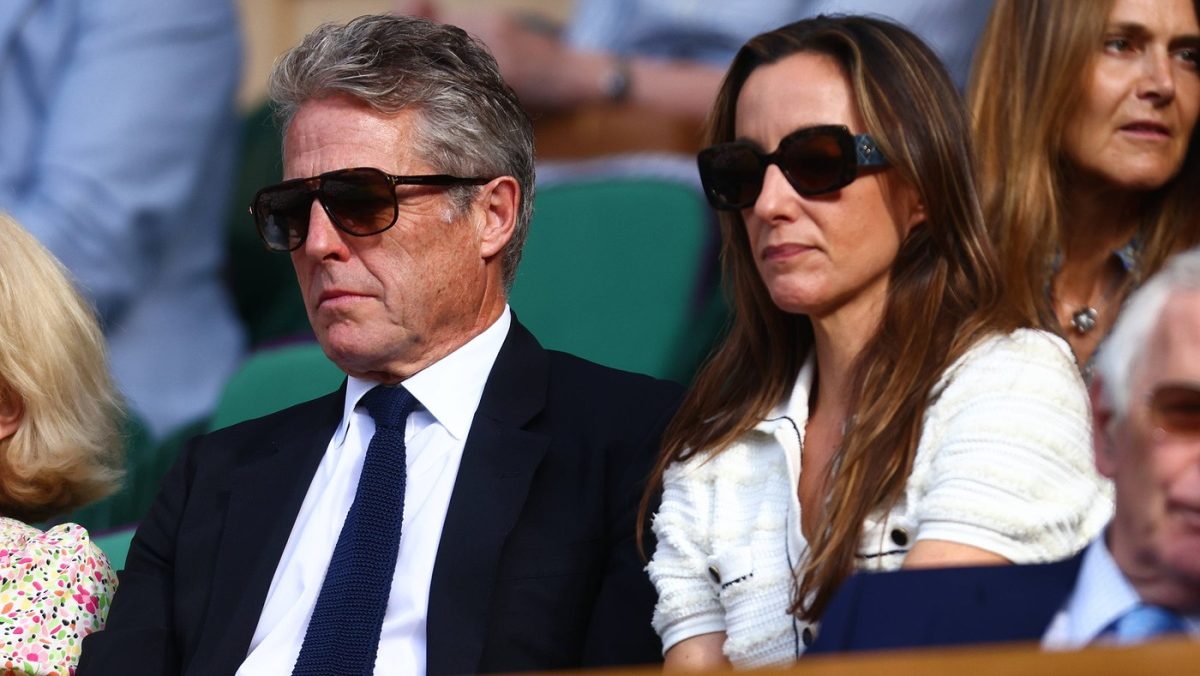 Ο Χιου Γκραντ αποκοιμήθηκε στο Wimbledon – Οι εικόνες έκαναν τον γύρο του διαδικτύου