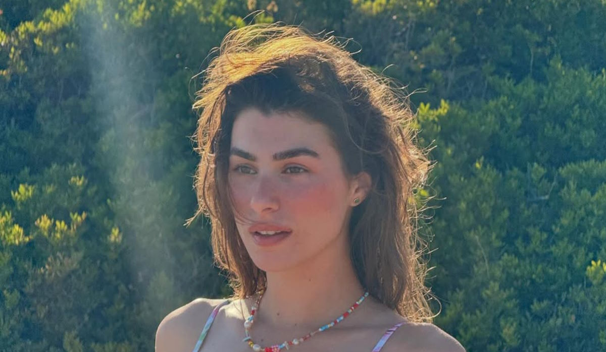 Χρύσα Μιχαλοπούλου: Ποζάρει topless στην παραλία και απολαμβάνει την ηλιοθεραπεία της