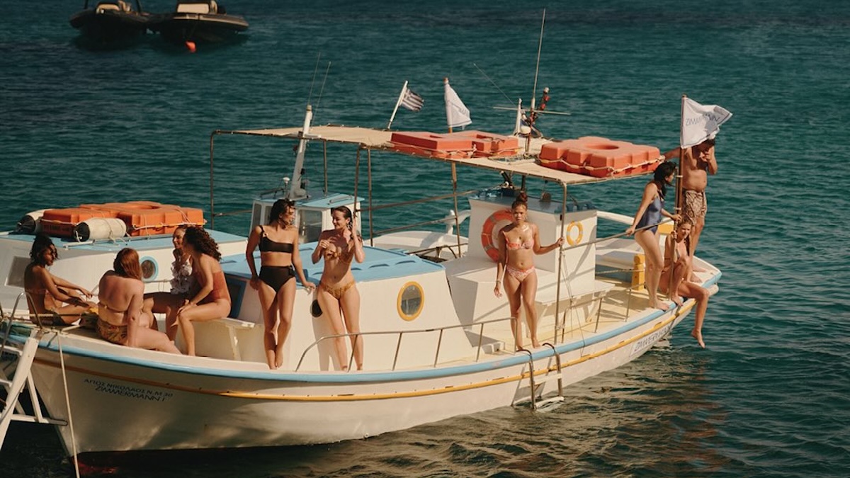 Από τον Mugler στον Jacquemus: Πώς η μόδα διάλεξε τη Μύκονο (και γιατί συνεχίζει)