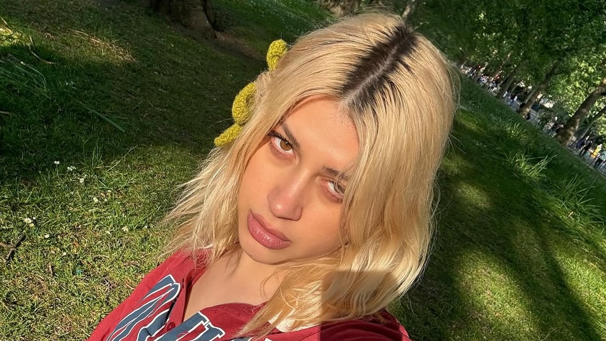 Η fashion παρουσία της Κατερίνας Ντούσκα λειτουργεί ως γέφυρα ρομαντισμού και alternative