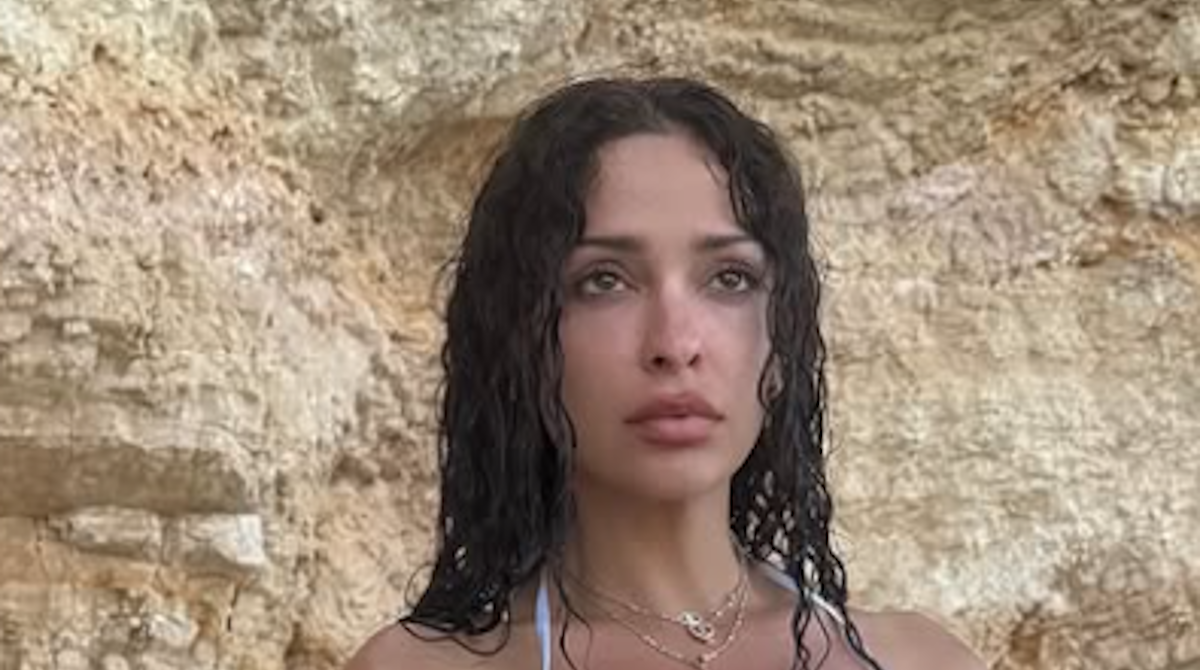 Η Ελένη φουρέιρα ποζάρει με μπικίνι και τον γιο της αγκαλιά!