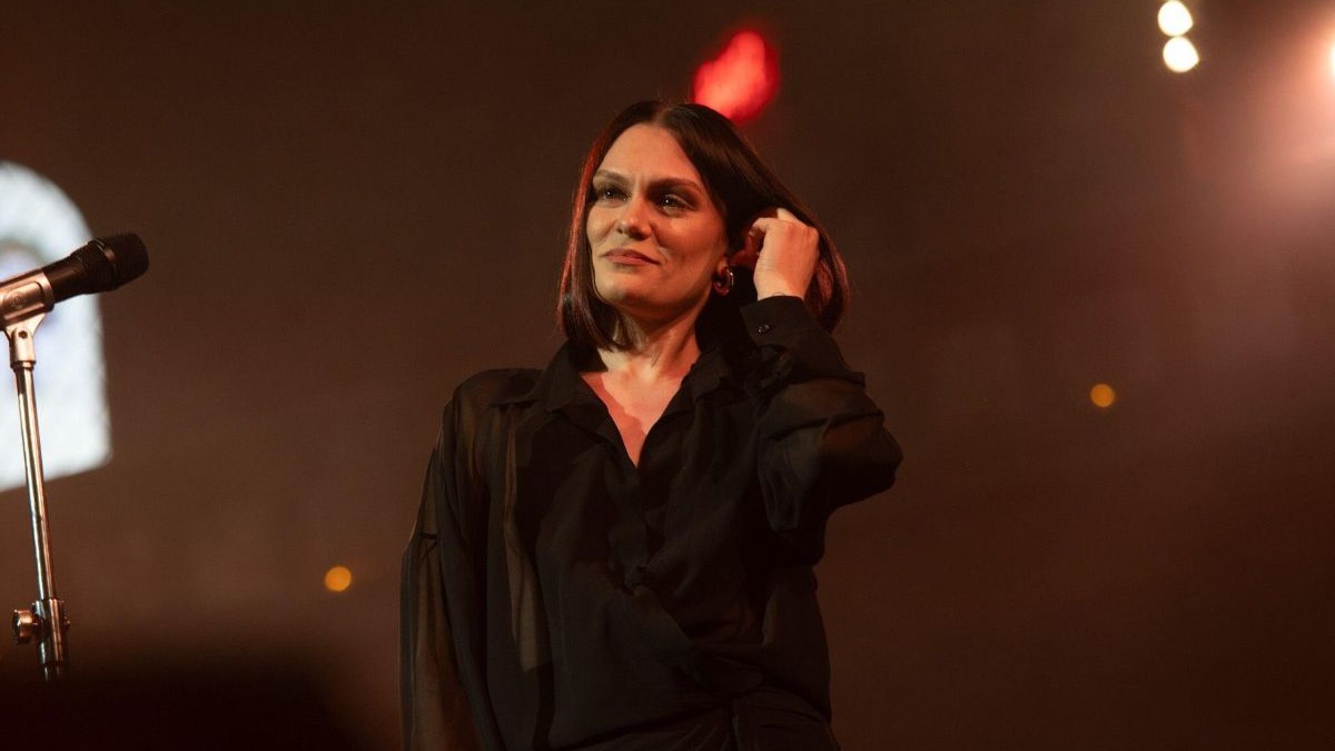 Jessie J: Noσηλεύτηκε στο νοσοκομείο έξι εβδομάδες μετά από χειρουργική επέμβαση για καρκίνο του μαστού