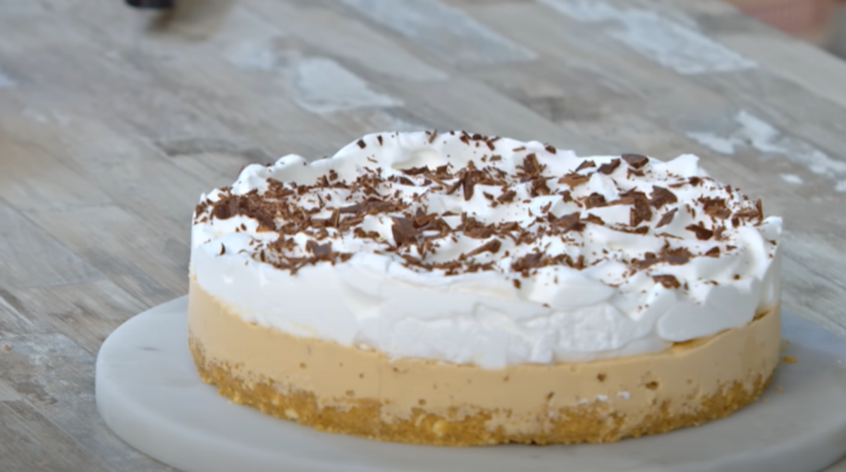 Εύκολη τούρτα παγωτό banoffee από τον Άκη Πετρετζίκη